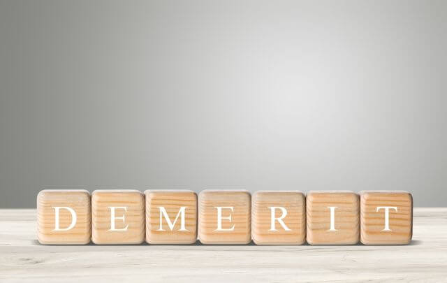 DEMERITと書かれたブロック