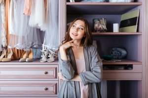 クローゼットで悩む女性