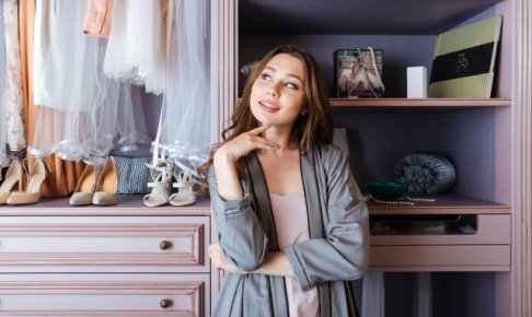 クローゼットで悩む女性