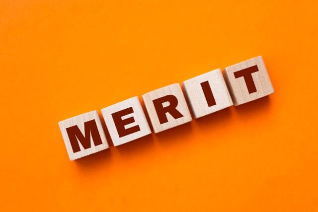 MERITと書かれたブロック